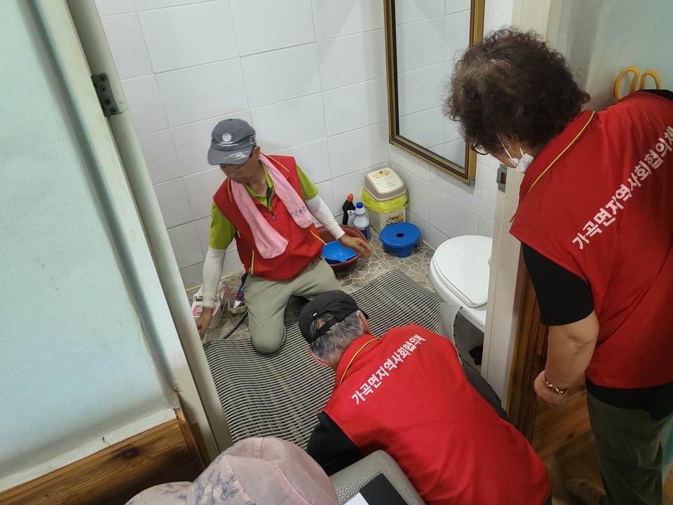 ▲ 단양군 가곡면지역사회보장협의체 회원들이 홀몸노인 가구 화장실에 미끄러짐 방지매트를 설치하고 있다. 사진=단양군제공