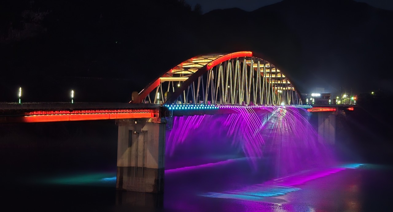 ▲ 최근 시범 운영되고 있는 단양 고수대교 경관분수. 사진=단양군제공