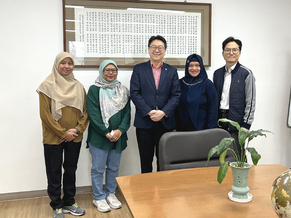 ▲ 　호서대학교 강준모 부총장(사진 가운데)이 보고르대 연수진과 기념촬영을 하고 있다.
