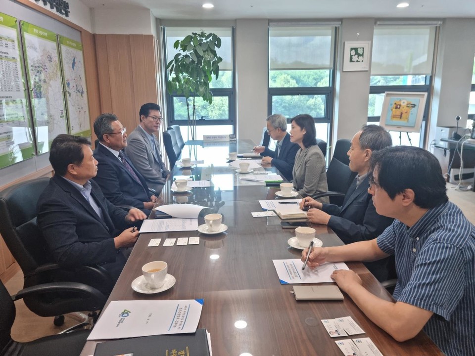 ▲ 류근형 회장(왼쪽 두 번째)과 우측 편 세 번째 조은숙 본부장(오른쪽 세 번째)이 지역의무공동도급 현안을 논의하고 있다.