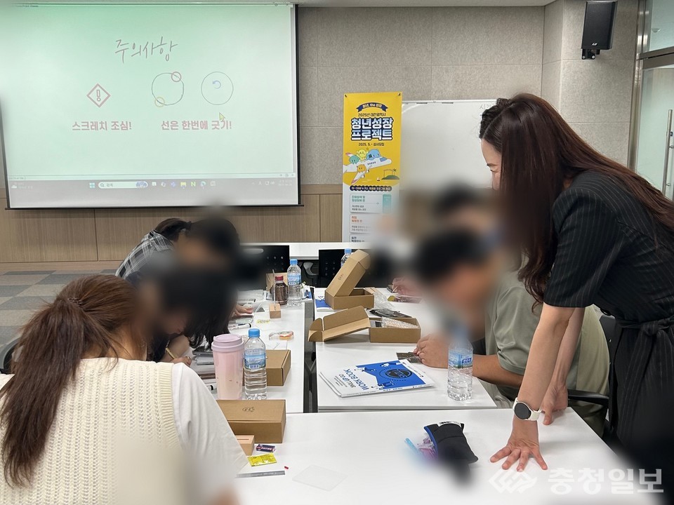 ▲ 대전시 ‘청년성장프로젝트’, 청년들 호응 속에 순항. 체험 프로그램 아크릴무드등 만들기
