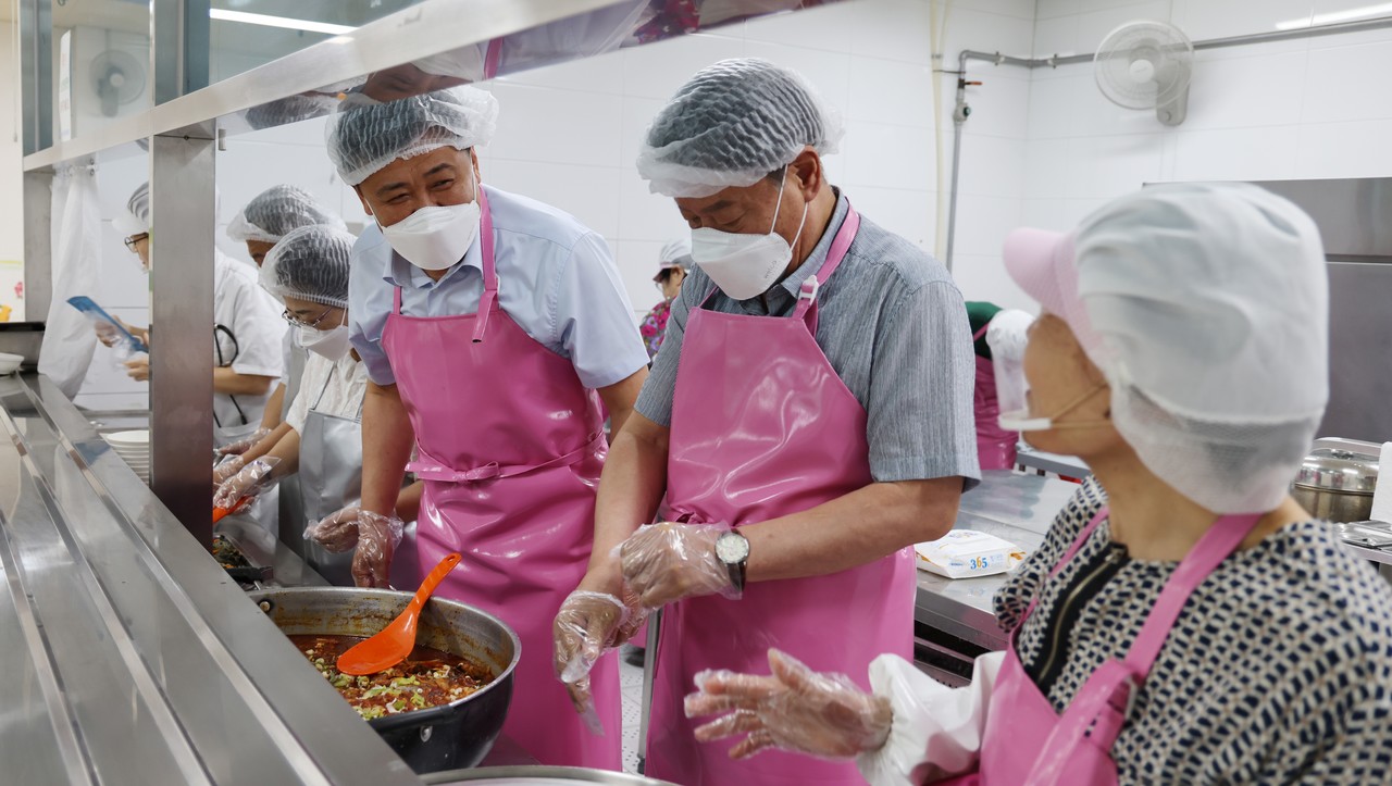 ▲ 지난 19일 이상훈 단양군의회 의장(오른쪽 세번째)과 의원들이 단양장애인복지관에서 배식봉사를 하고 있다. 사진=단양군의회제공