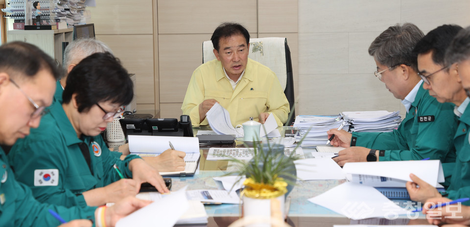 ▲ 송기섭 진천군수가 20일 충북 진천군청 집무실에서 부군수와 실·국장이 참석한 가운데 ‘국정과제 대응TF팀'의 실행력 강화를 위한 회의를 주재하고 있다.