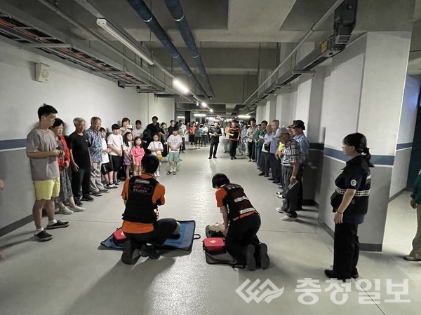 ▲ 충북 진천소방서 대원들이 20일 민방위 훈련 공습경보 발령으로 대피소로 대피한 주민들을 대상으로 심폐소생술 시범을 보이고 있다.