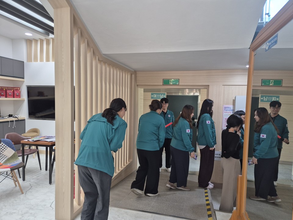 ▲ 충북 진천교육청 직원들이 20일 교육청 청사에서 민방위 훈련 공습경보 발령에 따라 대피 훈련을 있다.