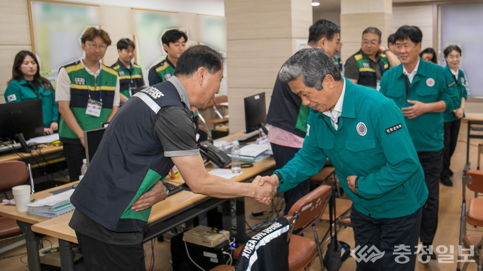 ▲ 이재명 충북 진천군의회 의장이 20일 진천군청 전시종합상황실을 찾아 2025년 을지훈련 중인 관계자를 격려하고 있다.