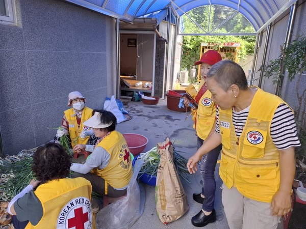 ▲ 고덕면 적십자봉사회 사랑의 김치 담그기 및 나눔 봉사 모습