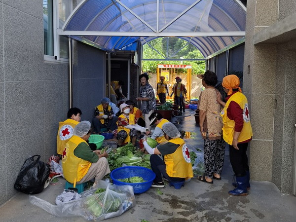 ▲ 고덕면 적십자봉사회 사랑의 김치 담그기 및 나눔 봉사 모습