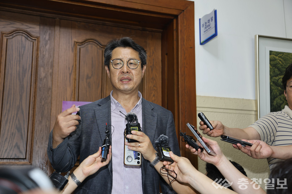 ▲ 21일 김영환 지사 돈봉투 수수 의혹과 관련해 김병태 충북도 대변인이 입장을 밝히고 있다. 김 지사는 "금품을 받은 사실이 없으며 경찰 조사를 통해 사실관계가 명백하게 밝혀질 것" 이라고 밝혔다.