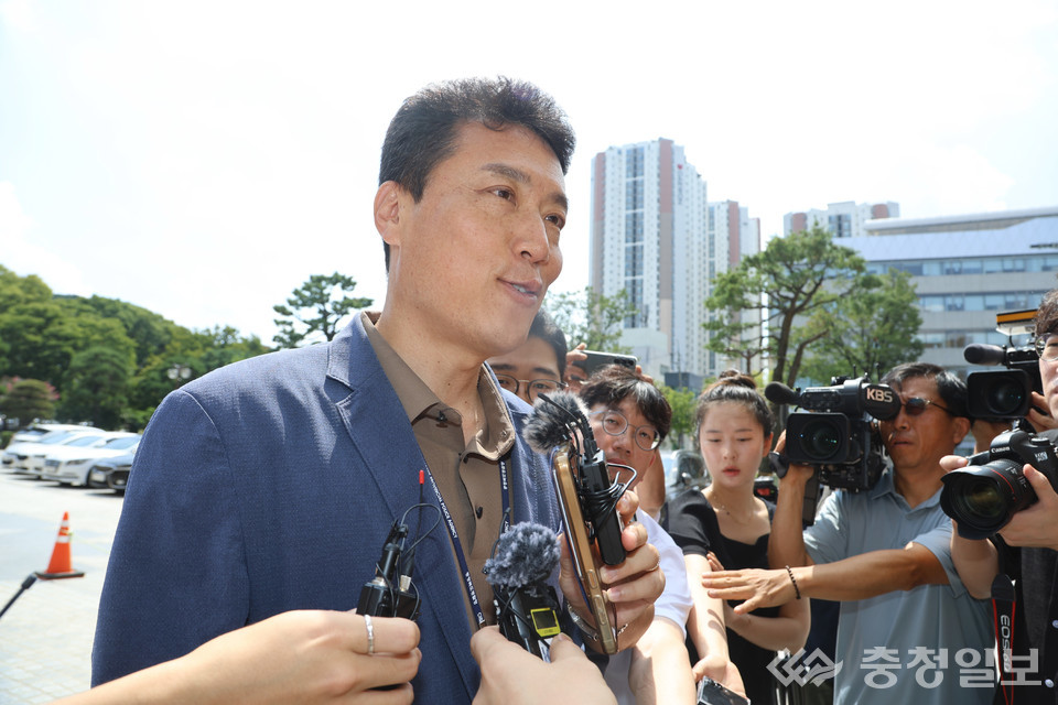 ▲ 21일 김영환 지사 돈봉투 수수 의혹과 관련해 충북경찰청 박용덕 반부패경제범죄수사대장이 충북도청을 압수수색한 뒤 기자들의 질문에 답하고 있다.