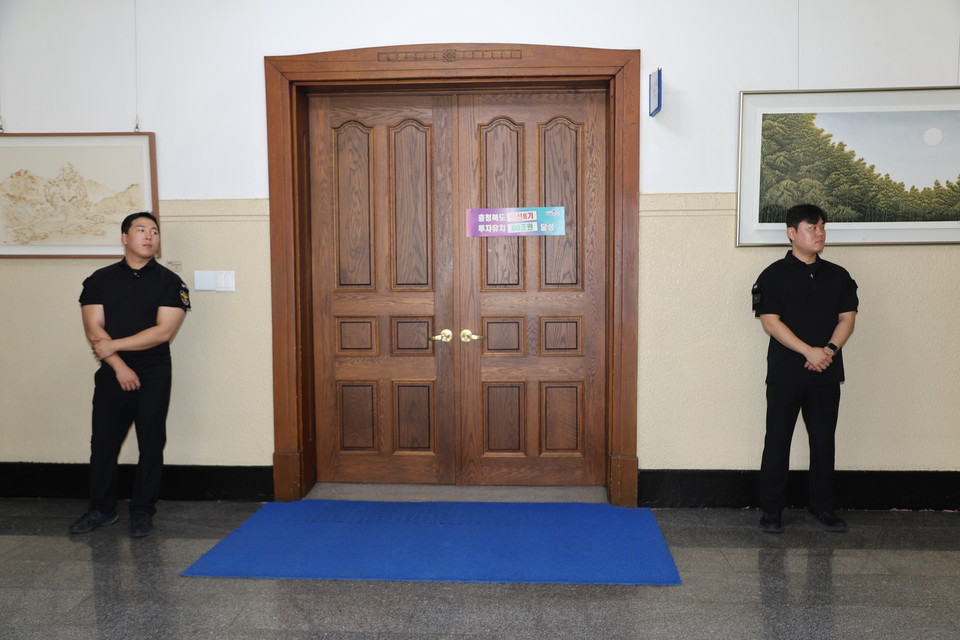 ▲ 충북경찰청 반부패경제범죄수사대가 21일 오전 충북도지사실을 압수수색하고 있다.(사진=이나라 기자)