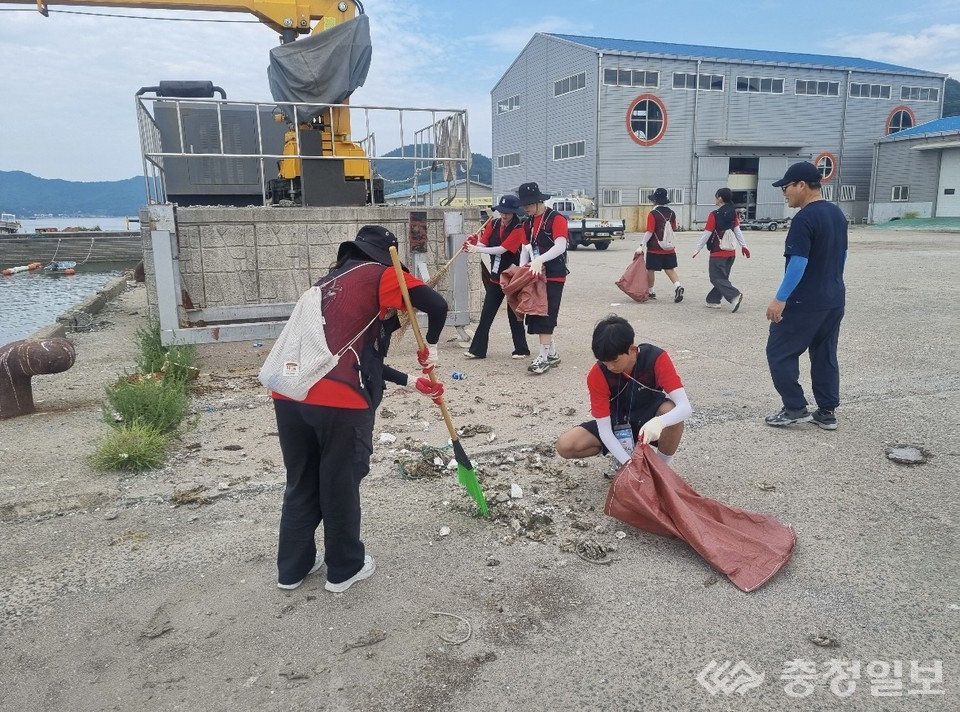 ▲ 학생들이 경상남도 남해군 삼동면 금송리의 포구에서 환경정비 봉사활동을 하고 있다