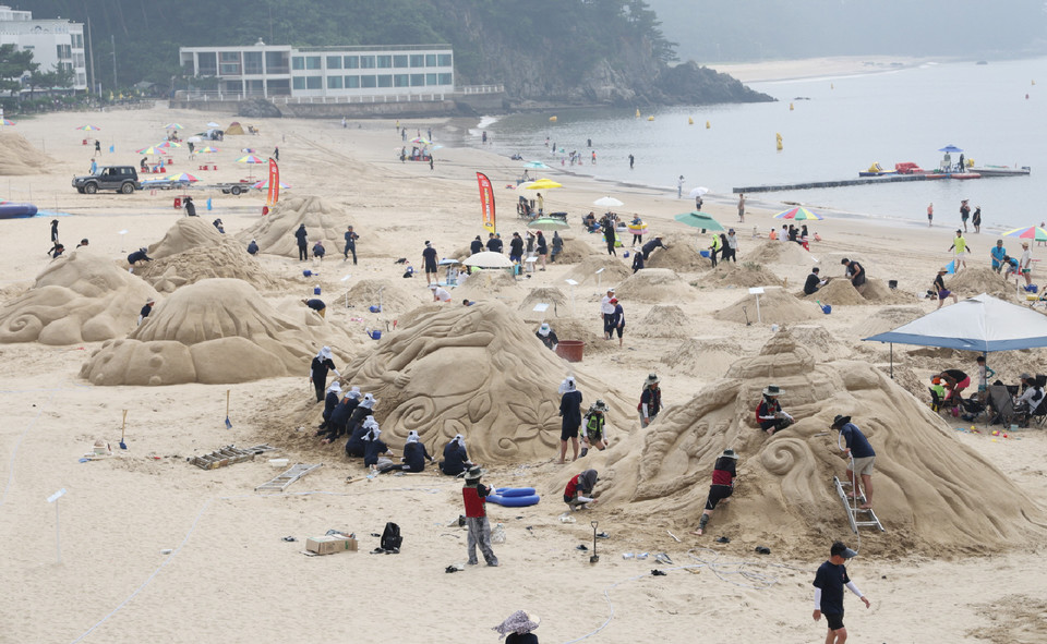 ▲ 지난해 근흥면 연포 해수욕장에서 열린 20회 태안 모래조각 페스티벌 모습