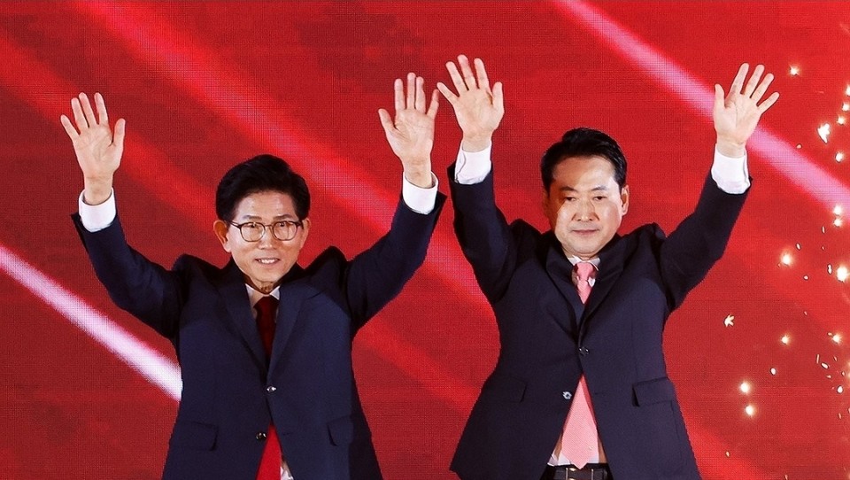 ▲ ▲  22일 충북 청주시 흥덕구 청주오스코에서 열린 국민의힘 제6차 전당대회에서 결선에 진출한 김문수, 장동혁 당 대표 후보가 당원들을 향해 손을 흔들고 있다. / 사진:이나라기자