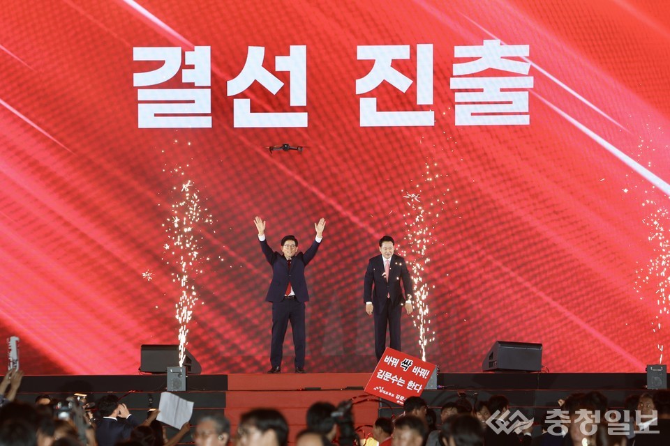 ▲ ▲ 22일 충북 청주시 흥덕구 청주오스코에서 열린 국민의힘 제6차 전당대회에서 결선에 진출한 김문수, 장동혁 당 대표 후보가 당원들을 향해 손을 흔들고 있다. 이날 국민의힘 당 대표 선거는 4명의 후보가 모두 과반 득표에 실패해 1, 2위를 기록한 김문수, 장동혁 후보가 결선에 진출, 재투표를 실시해 오는 26일 당선인을 발표할 계획이다./사진: 이나라기자