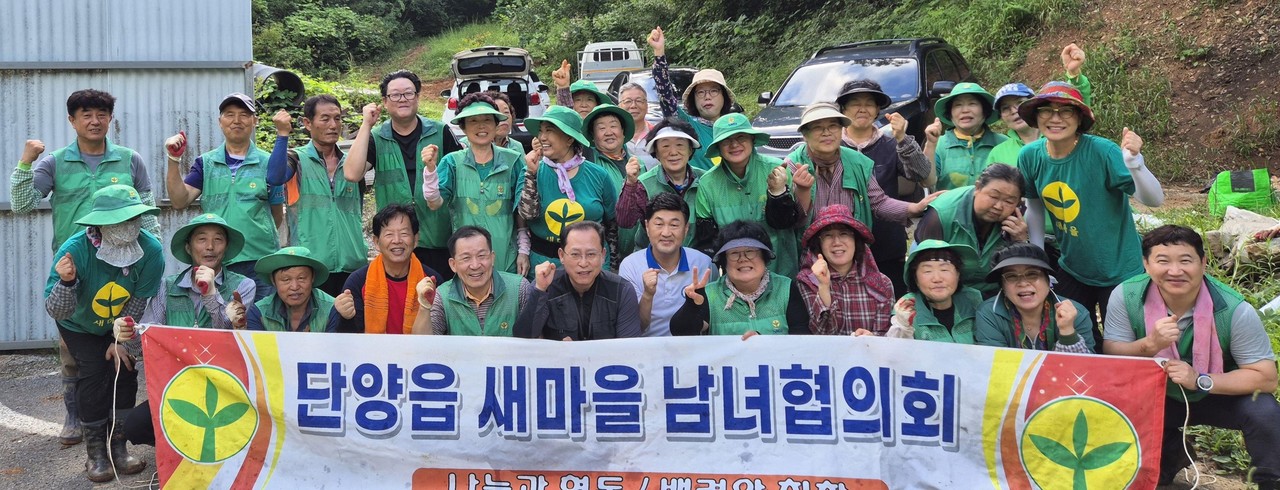 ▲ 단양읍새마을남녀협의회가 배추 모종심기를 마치고 사진촬영을 하고 있다. 사진=단양읍제공