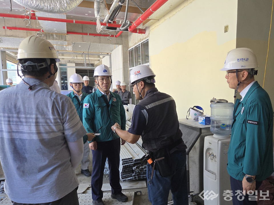▲ 임보열 진천부군수가 지난 22일 충북 진천군 진천읍 문화예술회관 건설공사 현장에서 근로자들을 격려하고 있다.