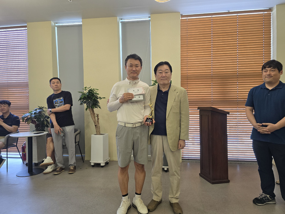 ▲ 정진중씨(SK하이닉스㈜, 64타 8언더파)가 개인전에서 우승을 차지했다.