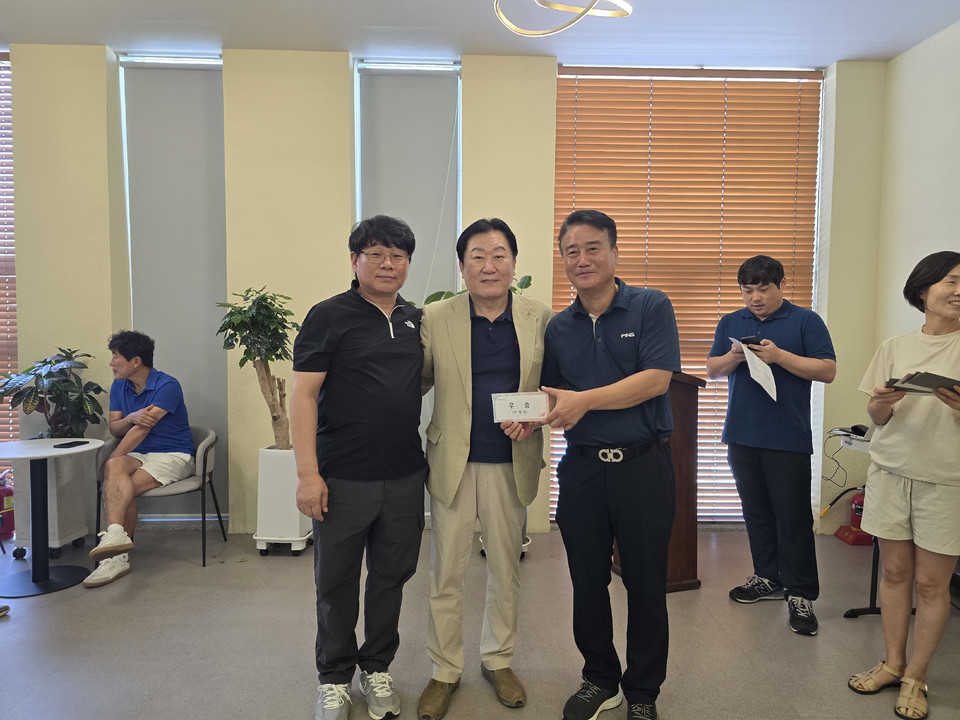 ▲ ㈜LG생활건강(김성수·심우성·오명진) 팀이 정상에 올라 상금 30만원의 영예를 안았다.