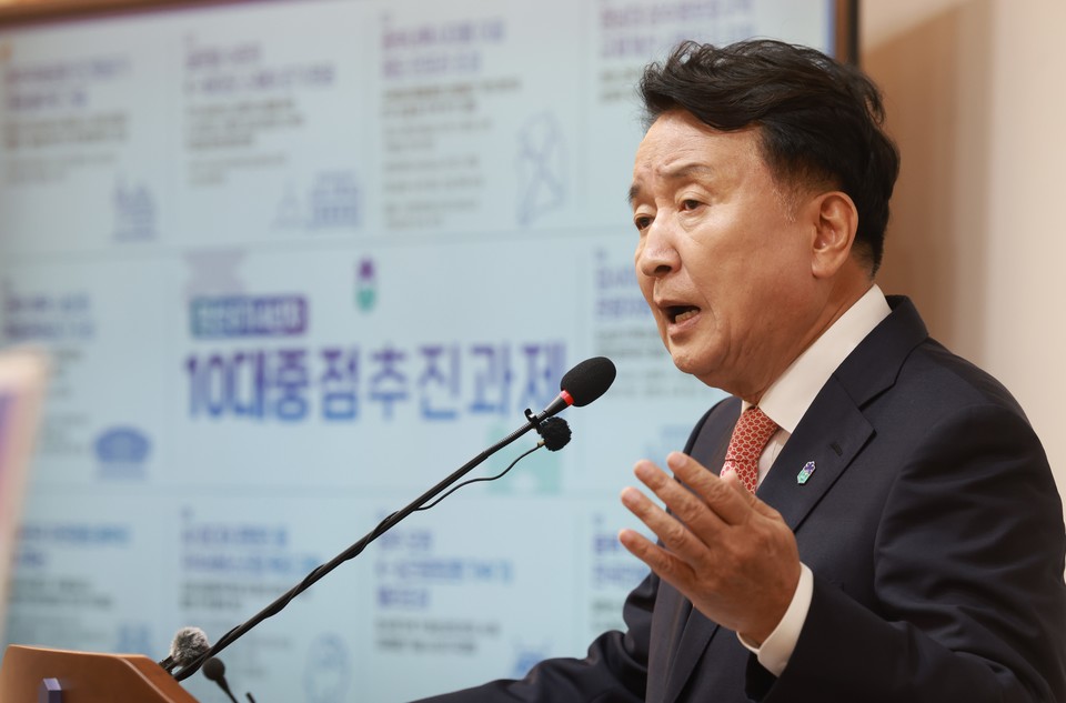 ▲ 김영환 충북도지사가 지난 6월 30일 도청 브리핑룸에서 민선 8기 4년 차 도정 운영 과제를 발표하고 있다.