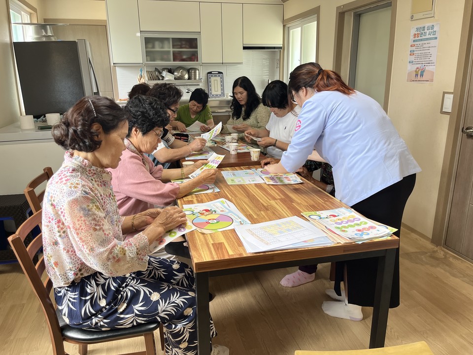 ▲ 충북 증평군보건소가 증평군사회복지급식지원센터, 체력인증센터와 손잡고 추진 중인 어르신 대상 '심층영양관리사업'이 큰 호응을 얻고 있다.