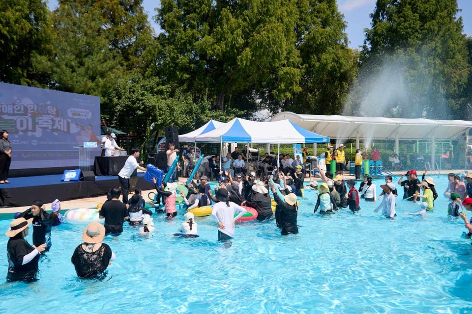 ▲ 　아산시가 신정호에서 제3회 장애인 한바탕 물놀이 축제를 열고 있다.
