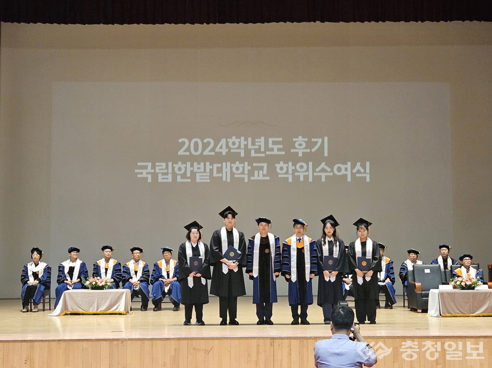 ▲ 지난 22일 국립한밭대학교 2024 후기 학위수여식에서 한밭인재인증제 우수인재로 선발된 대표 학생들과 오용준 총장