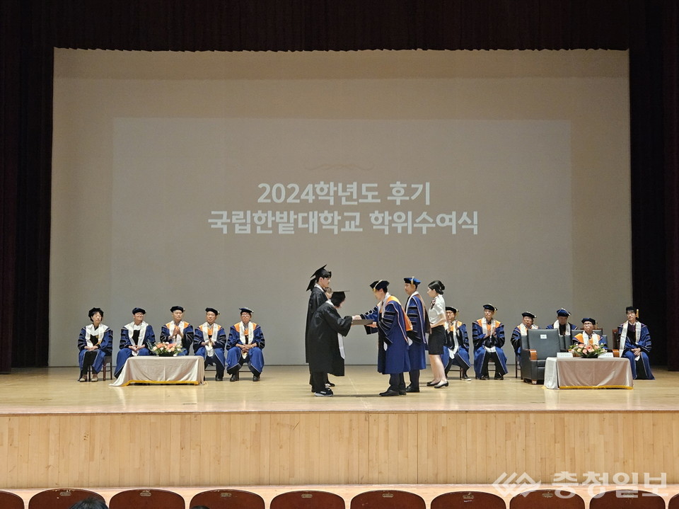 ▲ 한밭인재인증제 우수인재로 선발된 대표 학생들에게 인증서를 수여하고 있다