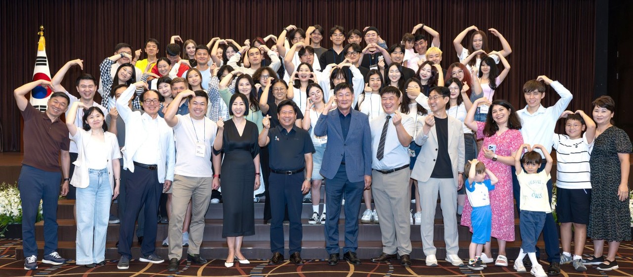 ▲ 24일 김창규 제천시장(앞줄 가운데)과 박영기 제천시의장이 제천에서 진행된 고려인 청년 여름캠프 참가자들과 기념촬영을 하고 있다. 사진=제천시제공