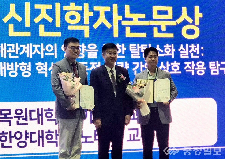 ▲ 지난 20일 울산전시컨벤션센터 유에코에서 열린 27회 한국경영학회 융합학술대회에서 매경신진학자 논문상 수상. 목원대 이민재 교수(왼쪽 첫 번째)