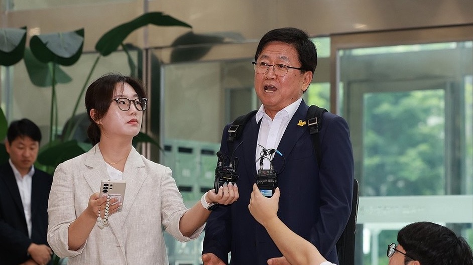 ▲ 취재진 질문에 답하는 최교진 교육부 장관 후보자최교진 사회부총리 겸 교육부 장관 후보자가 14일 인사청문회 준비 사무실이 마련된 서울 영등포구 여의도 한국교육시설안전원으로 출근하며 취재진 질문에 답하고 있다./연합뉴스