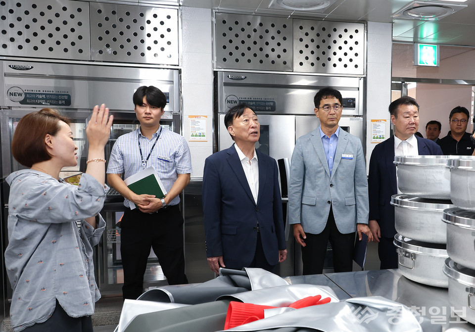 ▲ 왼쪽에서 세 번째 설동호 대전시교육감이 대전탄방초 용문분교 개교 준비 현장을 방문해 현황을 살펴보고 있다