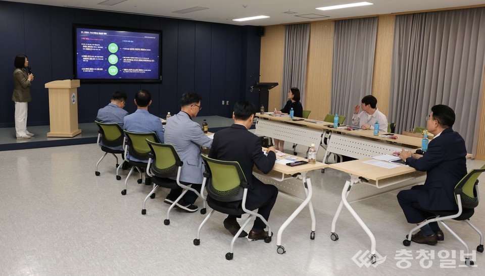 ▲ 병영체험관 제2전시실 실감콘텐츠 중간보고회 모습. 멘 우측 이응우 계룡시장