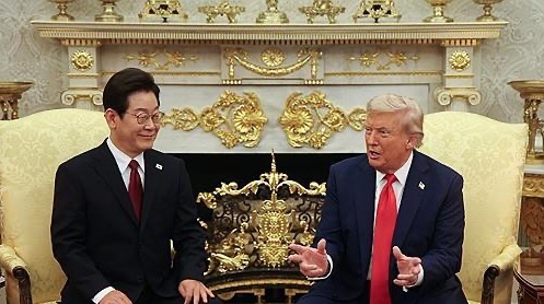 ▲ 이재명 대통령이 25일(현지시간) 미국 워싱턴 DC 백악관 오벌오피스에서 도널드 트럼프 미국 대통령과 한미 정상회담을 하고 있다./사진:연합뉴스