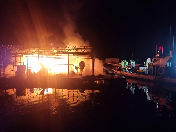 ▲ 태안해경이 당암포구 가두리양식장 화재 현장에서 소방과 합동 진압하고 있다