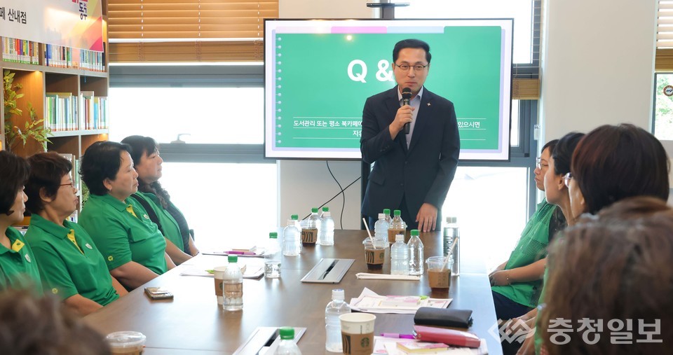 ▲ 북카페 자원봉사자 역량강화 교육. 사진 가운데 박희조 동구청장이 교육에 앞서 인사말을 전히고 있다