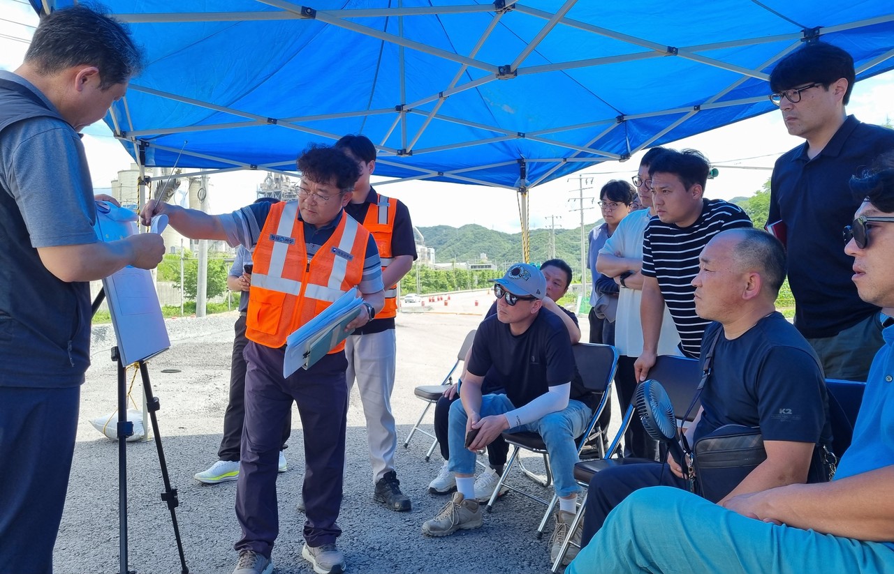 ▲ 지난달 충주국토관리소가 군과 성신양회, 시멘트 수송관계자 대표 등이 참석한 가운데 단양군 매포읍 우덕리 위험도로 개선공사 현장에서 간담회 겸 설명회를 열고 있는 모습. 사진=목성균기자