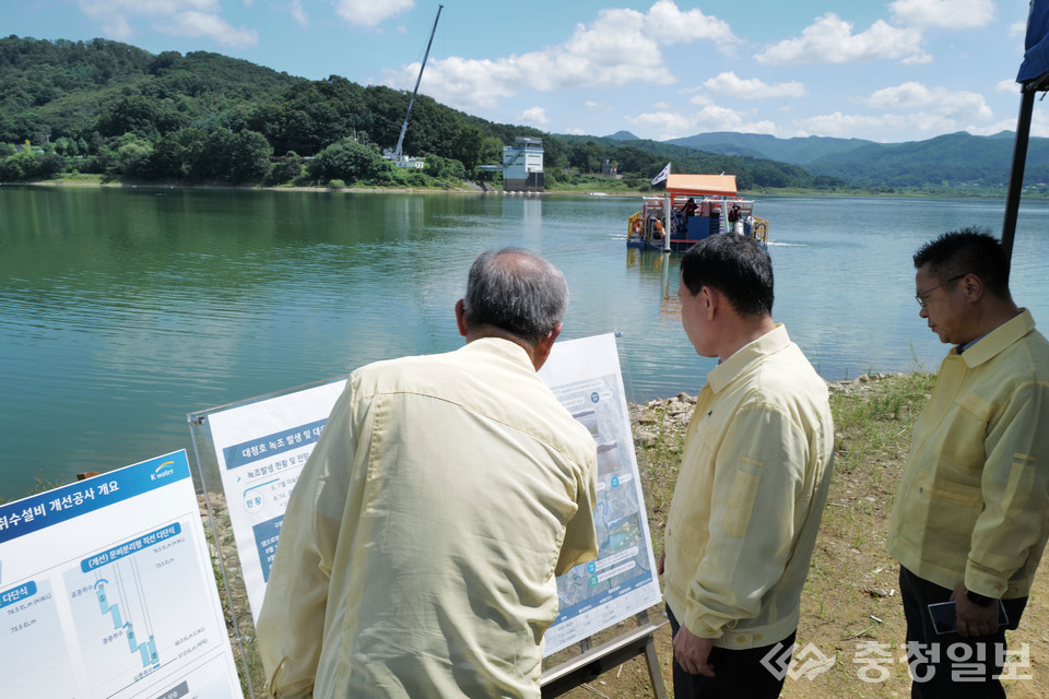 ▲ 윤석대 한국수자원공사 사장(사진 가운데)이 27일 충북 청주시 상당구 문의면의 대청댐 문의 수역을 찾아 녹조 제거작업 현황을 점검하고 있다