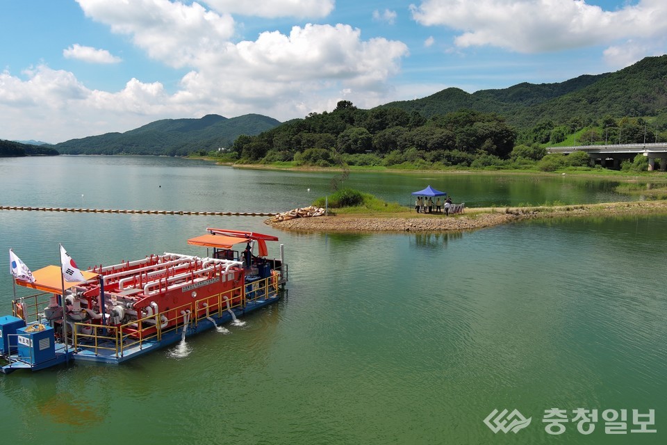 ▲ 충북 청주시 상당구 문의면에 있는 문의취수탑 인근 녹조 제거작업 현장의 모습
