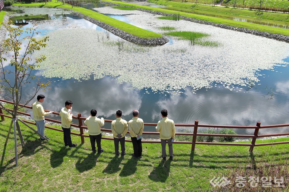 ▲ 윤석대 한국수자원공사 사장(사진 왼쪽 세 번째)이 대청댐 상류에 있는 비점오염저감시설인 품곡천 인공습지(충북 청주시 문의면 미천리 및 상장리 소재)를 찾아 운영현황을 살펴보고 있다