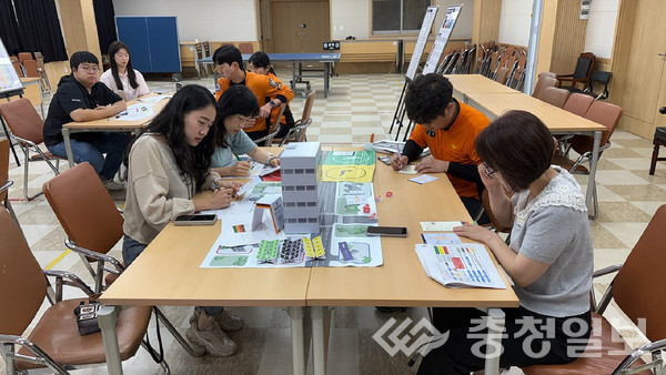 ▲ 충북 진천군 보건소 및 진천소방서 관계자들이 27일 소방서 대회의실에서 다수사상자 도상훈련을 실시하고 있다.