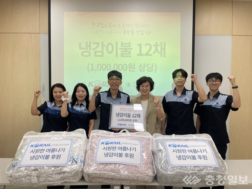 ▲ 청주가경노인복지관에 물품을 전달하고 있다