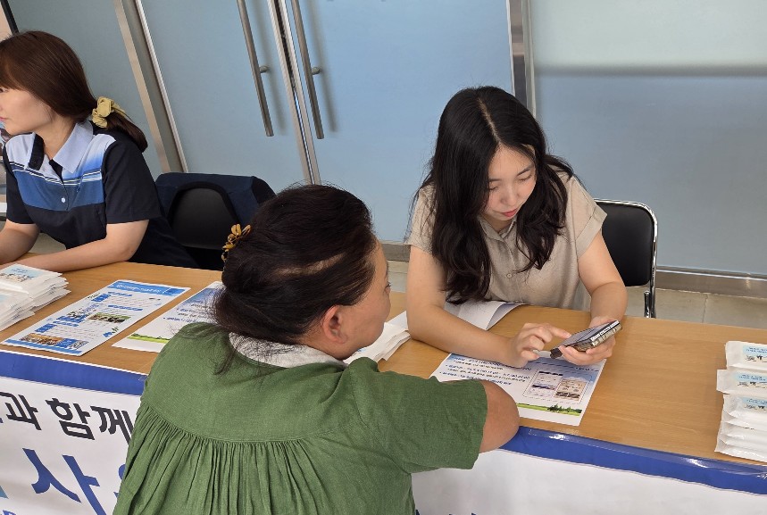 ▲ 코레일 충북본부 직원이 방문객에게 승차권 온라인 예매법을 설명해 주고 있다. 사진=코레일충북본부제공