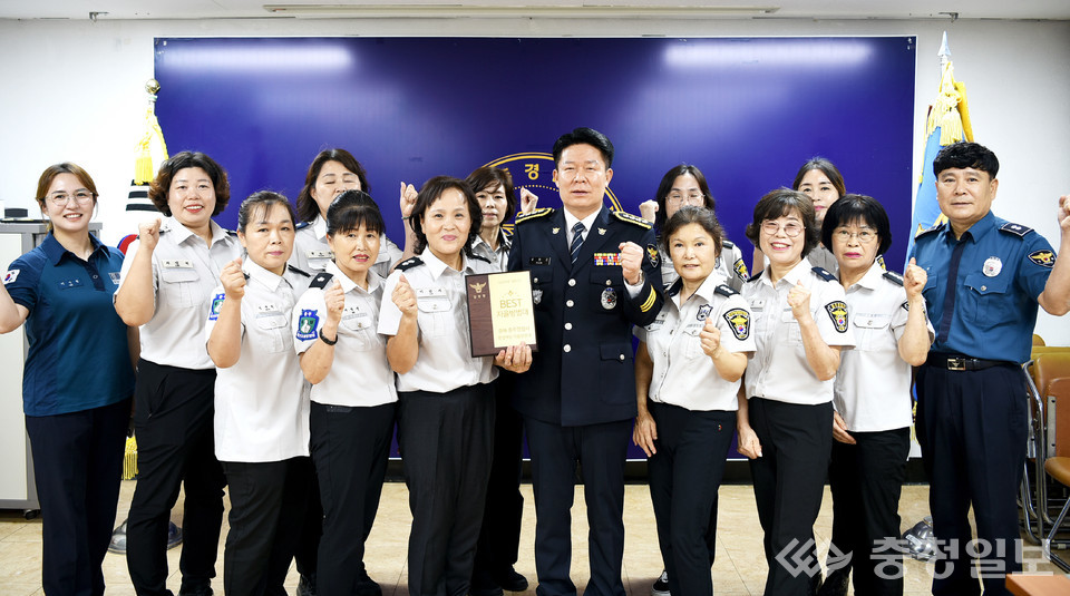 ▲ 충주경찰이 27일 중앙여성자율방범대에 경찰청 베스트 자율방범대 인증패를 전수하고 있다.