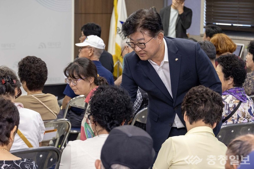 ▲ 최충규 대덕구청장(사진 오른쪽)이 25~27일 지역 주민들을 대상으로 개최한 ‘대전조차장 철도 입체화 주민 설명회’에서 주민들에게 인사를 하고 있다