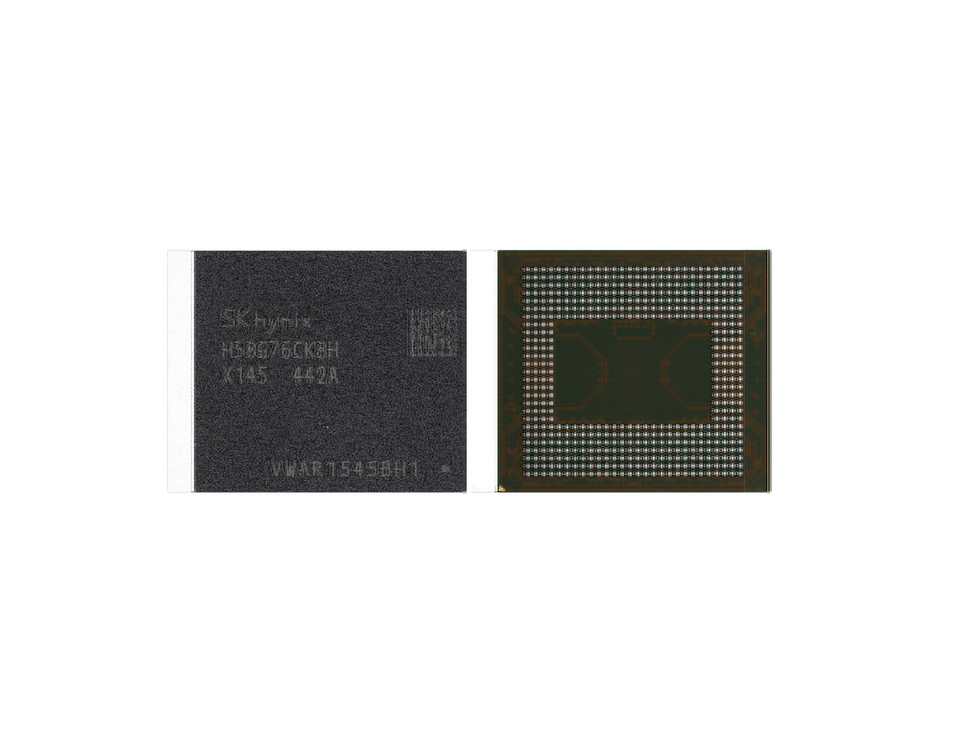 ▲ SK하이닉스가 업계 최초로 양산을 시작한 신소재 ‘High-K EMC’를 적용한 고방열 모바일 D램 모델.