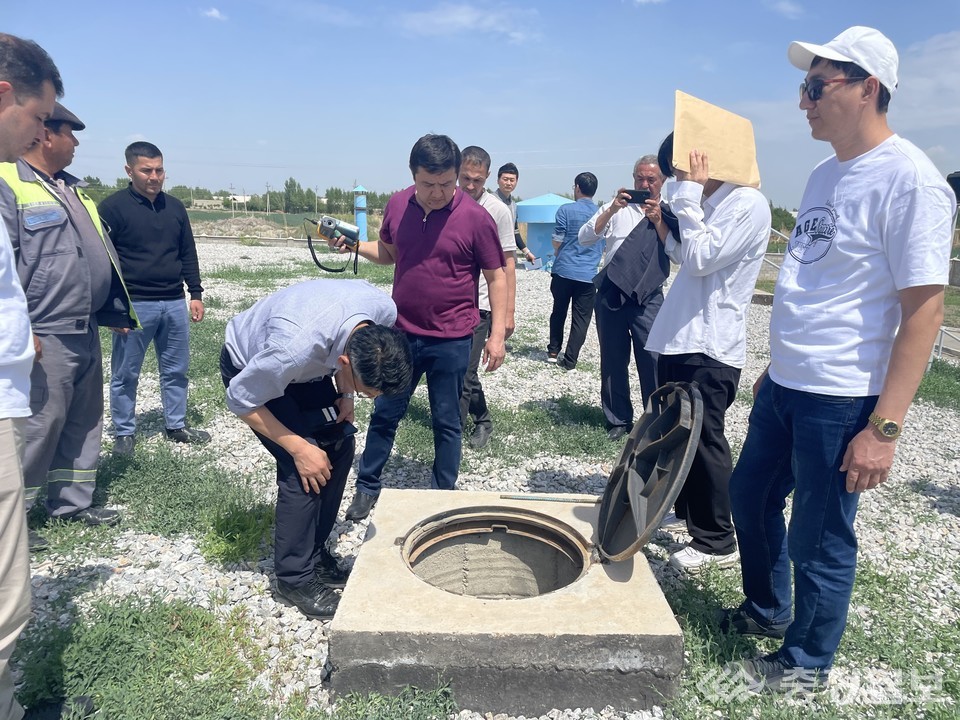 ▲ ​한국수자원공사 관계자가 우즈베키스탄 부하라주(州) 알랏-카라쿨 지역에서 현지의 상수도 가압장과 배수지 탱크 시설을 둘러보며, 우즈베키스탄 상하수도공사 관계자에게 관리 노하우를 전파하고 있다​