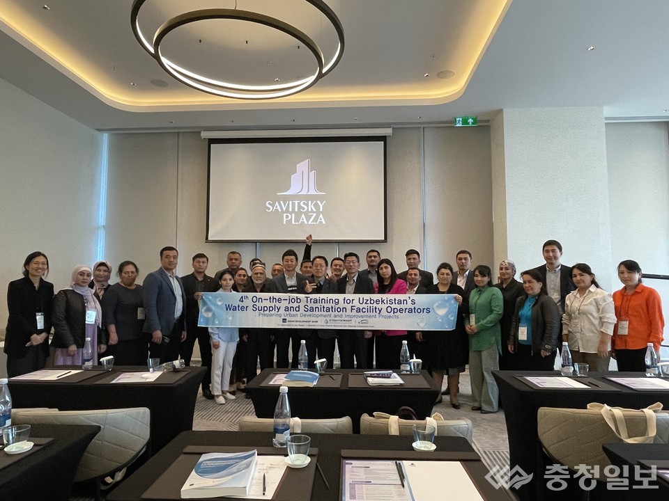 ▲ ​우즈베키스탄 사마르칸트에서 열린 정수장 운영 관련 공정·기계·전기 분야 이슈 대응 교육이 진행된 후, 한국수자원공사 관계자 및 우즈베키스탄 상하수도공사 관계자들