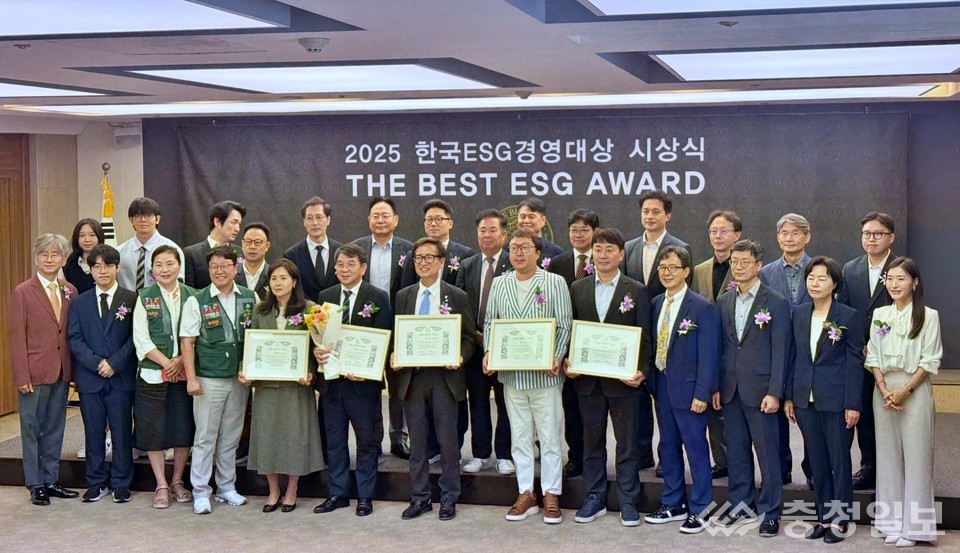 ▲ 충남대 한국ESG경영대상 교육부문 대상 수상 장면