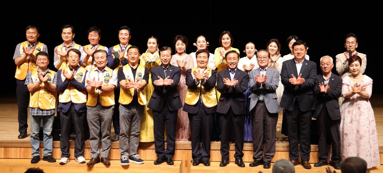 ▲ 단양 어르신 나눔 한마당행사를 주관한 한국새생명복지재단과 서울장안라이온스클럽, 김문근 단양군수, 출연진 등이 기념촬영을 하고 있다. 사진=단양군제공